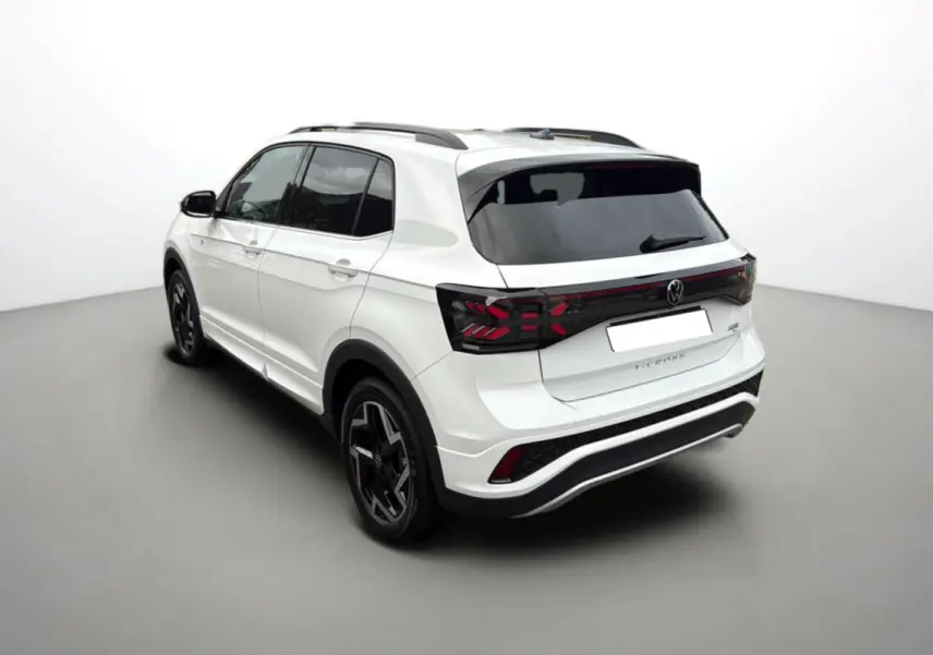 Vue 3/4 arrière droite du Volkswagen T-Cross blanc pur TSI 116 DSG7 R-Line avec jantes alu noires et vitres surteintées.