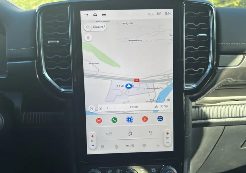 Écran tactile central vertical du Ford Ranger Wildtrak 2026 avec navigation affichée et tableau de bord noir.