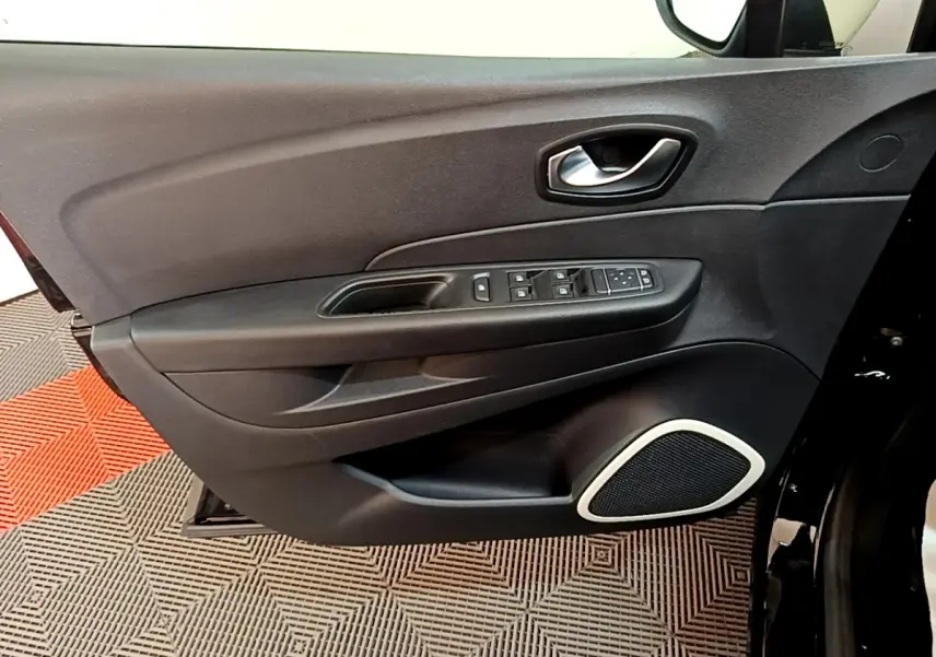Vue rapprochée de la porte avant gauche noire du Renault Captur 2018, avec commandes de vitres et haut-parleur intégré.