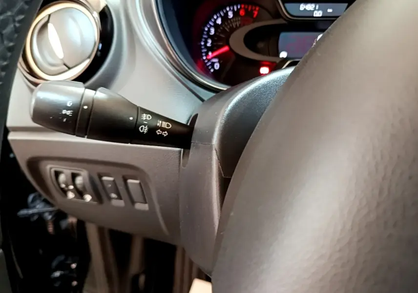 Vue rapprochée du volant cuir et du commodo gauche du tableau de bord du Renault Captur Business TCe 90 noir de 2018.