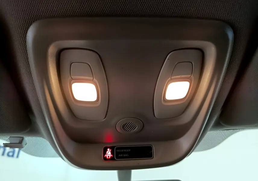 Plafonnier intérieur allumé avec deux lampes et témoin airbag passager du Renault Captur Business noir 2018.