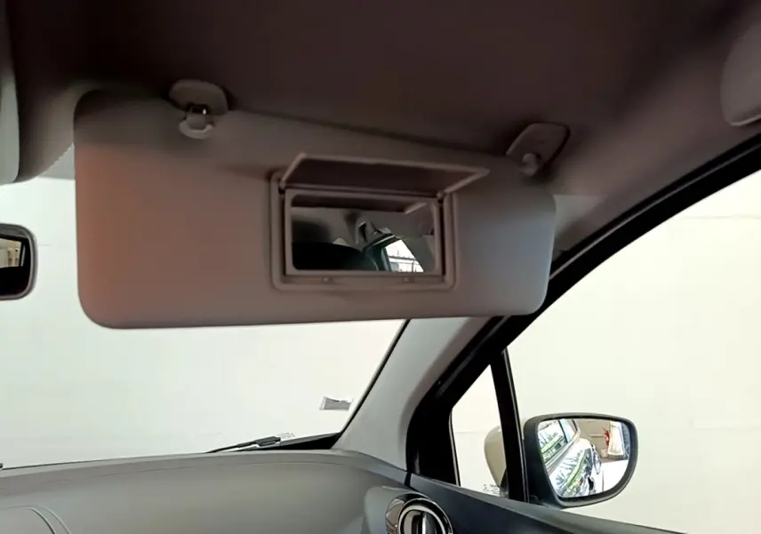 Détail intérieur du pare-soleil avec miroir ouvert côté conducteur de la Renault Captur Business noir 2018.