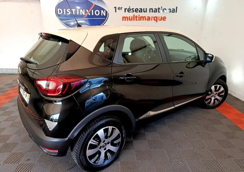 Renault Captur Business TCe 90 noir, vue 3/4 arrière droit, avec toit blanc et jantes alliage distinctives.