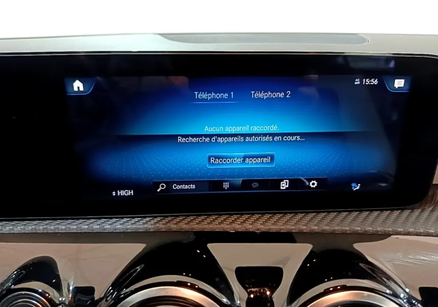 Écran tactile central affichant la connexion Bluetooth dans l’habitacle d’une Mercedes Classe A blanche, vue de face.