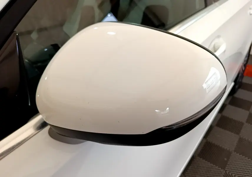 Rétroviseur extérieur blanc côté gauche de la Mercedes Classe A Berline A 250 e Business Line 2020, vue rapprochée.