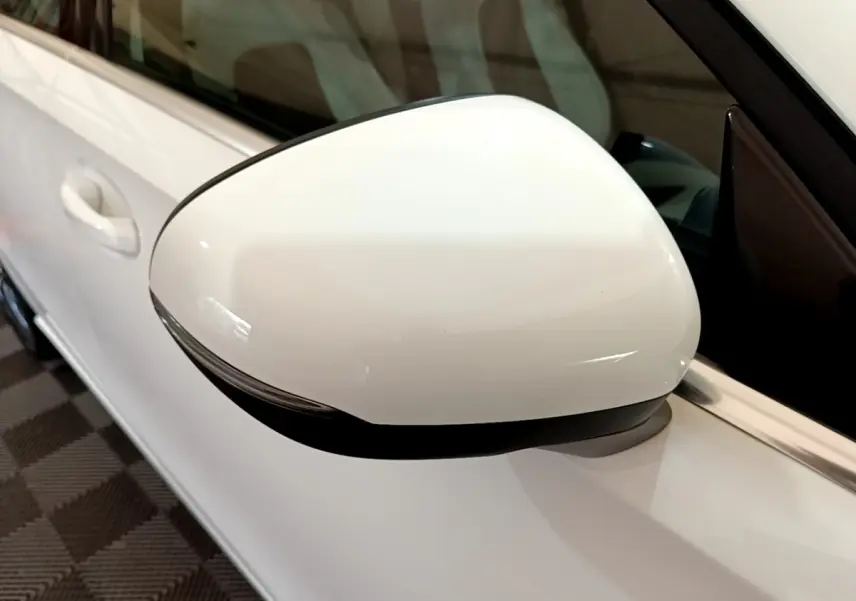 Gros plan sur le rétroviseur droit blanc de la Mercedes Classe A Berline A 250 e Business Line 2020.