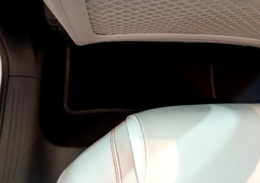 Gros plan sur le siège avant droit blanc et le filet de rangement côté passager d'une Mercedes Classe A 250 e Business Line 2020.