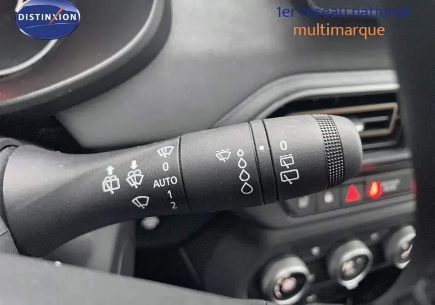 Écran tactile central du tableau de bord du Dacia Jogger 2026 affichant un message Bluetooth, intérieur noir.