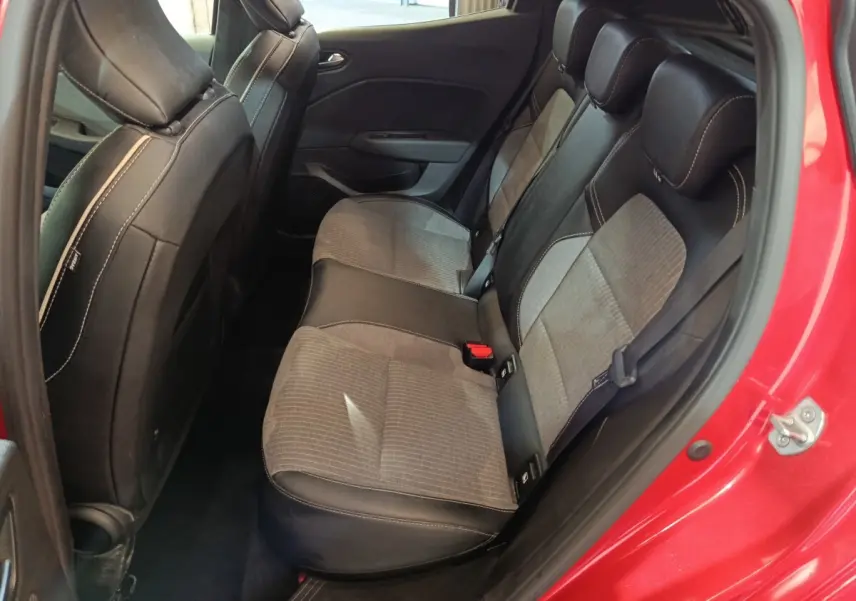 Vue intérieure côté droit des sièges arrière bi-matière gris et noir de la Renault Clio Techno TCe 90 rouge 2024.
