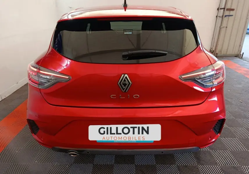 Vue arrière d'une Renault Clio Techno TCe 90 rouge 2024 avec feux LED et lunette arrière teintée.