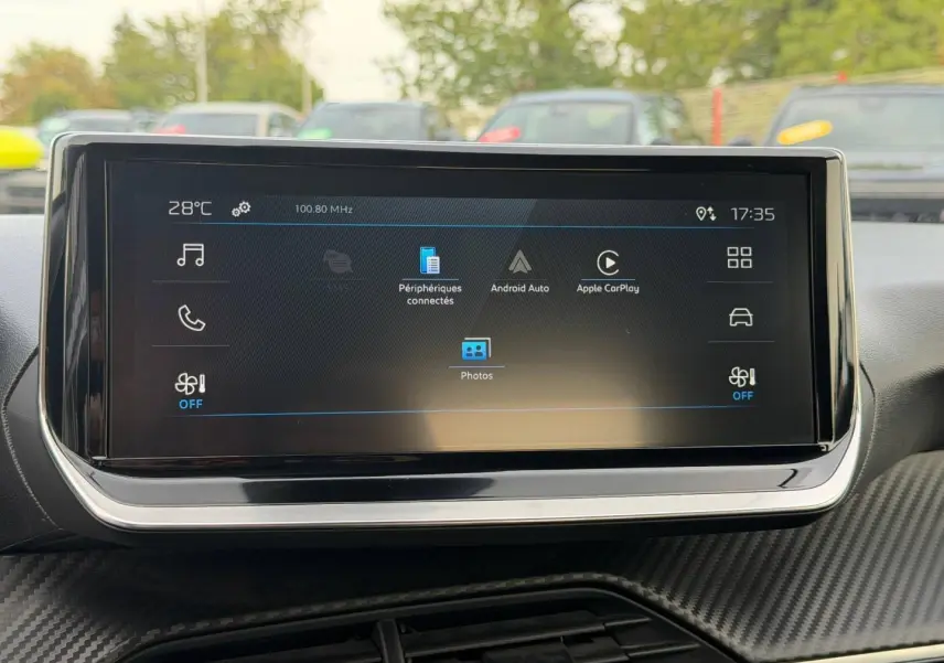 Écran tactile central de la Peugeot 208 blanc Okénite, affichant les options Android Auto et Apple CarPlay.