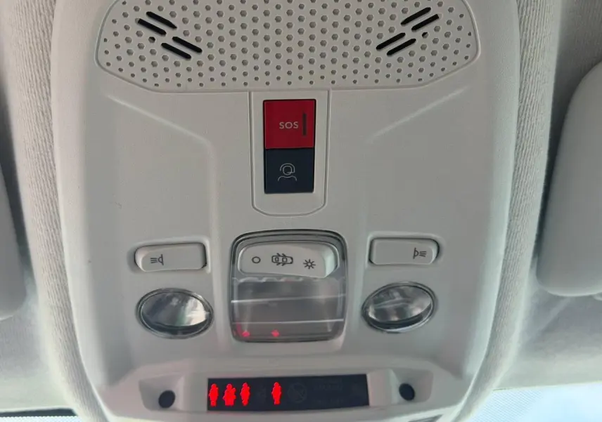 Vue rapprochée du plafonnier intérieur blanc avec boutons d’éclairage et alerte SOS dans une Peugeot 208 1.2 Hybrid 2025.
