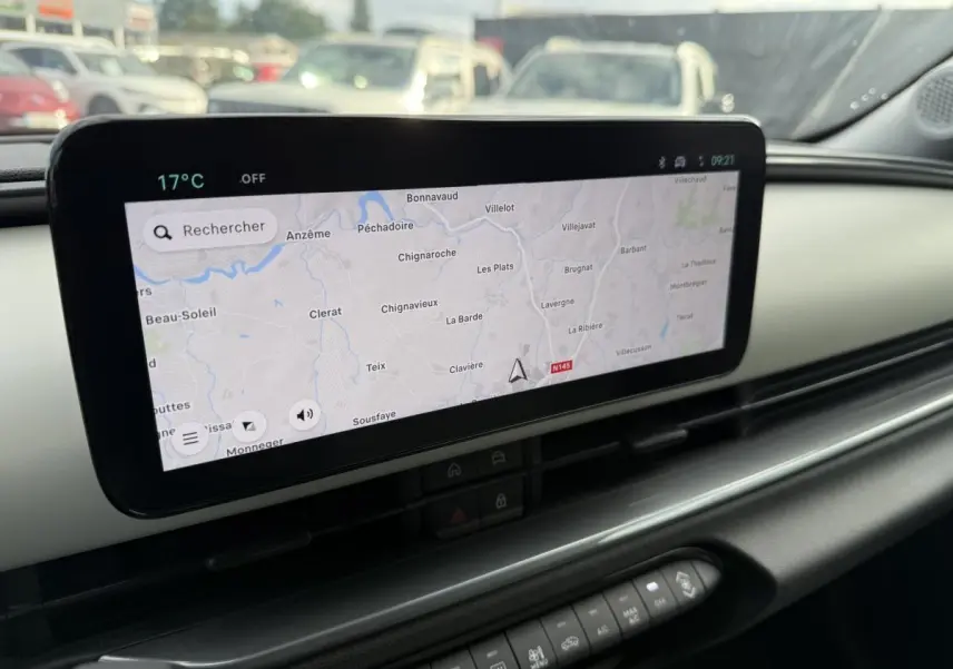 Vue intérieure centrée sur l'écran tactile du système de navigation du Fiat 600 La Prima 2024, planche ivoire.