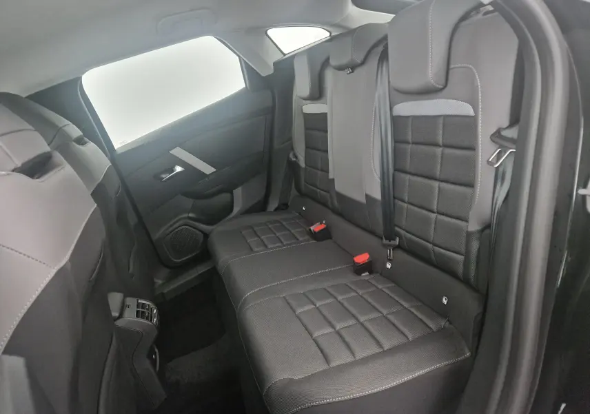 Vue intérieure arrière côté droit de la banquette noire avec surpiqûres grises du Citroën C4 2025 Business Edition.