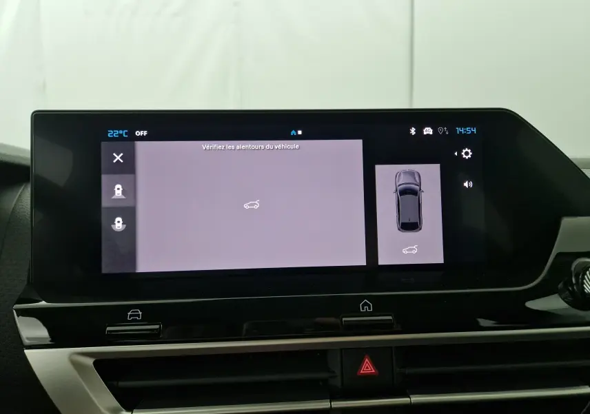 Écran tactile central de la Citroën C4 2025 affichant la caméra de recul et l'alerte de sécurité.