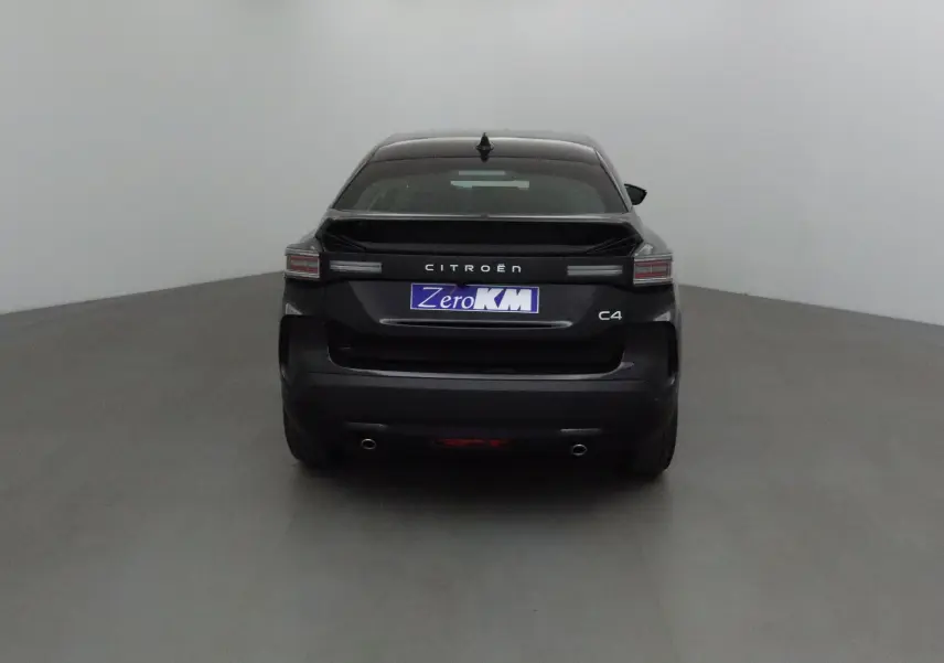 Vue arrière du Citroën C4 noir 2025 avec feux horizontaux et double sortie d'échappement visibles.