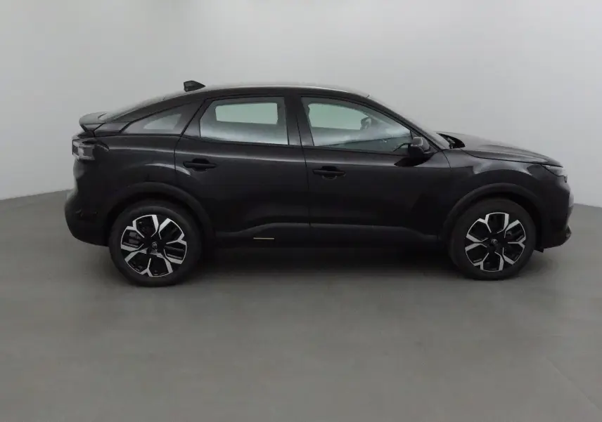 Profil côté gauche d'une Citroën C4 Business Edition noire 2025 avec jantes alliage et toit surélevé.