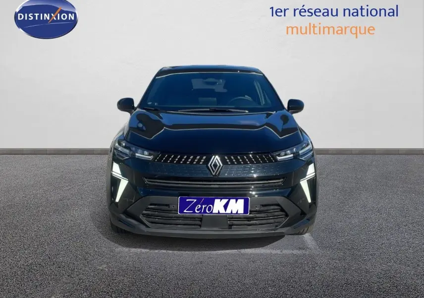 Vue de face du Renault Captur E-Tech F.Hybrid 145ch en noir étoile métal avec feux LED allumés sur fond neutre.