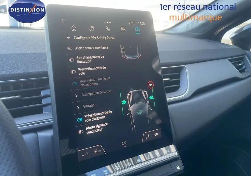 Écran tactile central affichant les réglages de sécurité dans l'habitacle d'un Renault Captur noir étoile métal 2025.