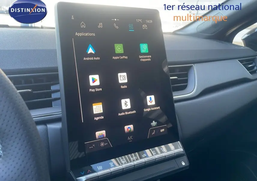 Écran tactile central avec applications connectées dans l’habitacle d’un Renault Captur noir étoile métal 2025.