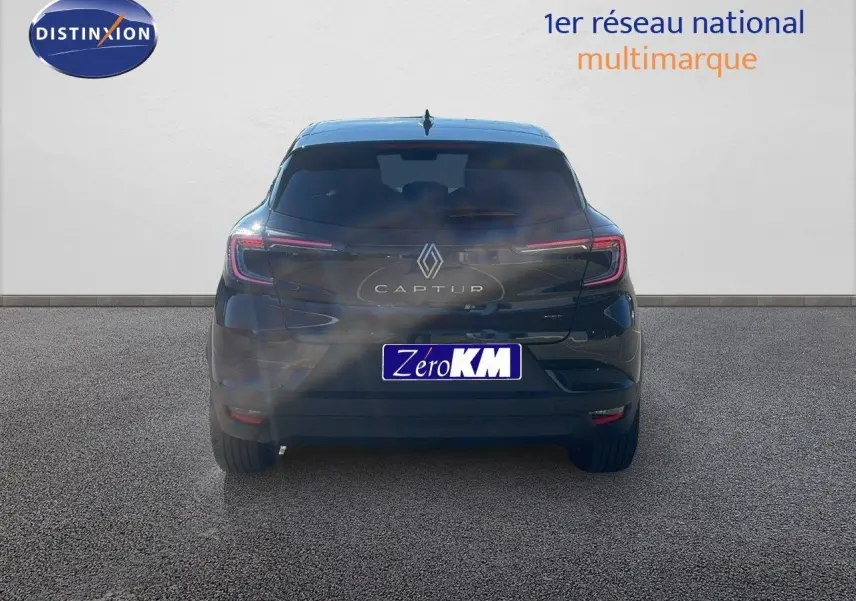 Vue arrière d'un Renault Captur E-Tech hybride noir étoile métal avec feux LED et logo bien visibles.