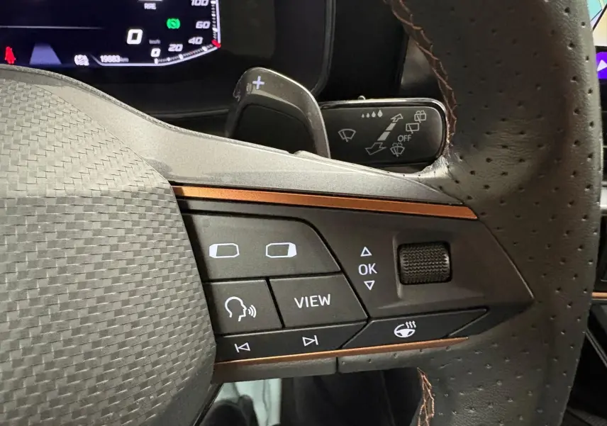 Détail des commandes au volant côté droit du CUPRA Formentor 1.5 TSI 150 DSG7 2024 avec finition cuir perforé.