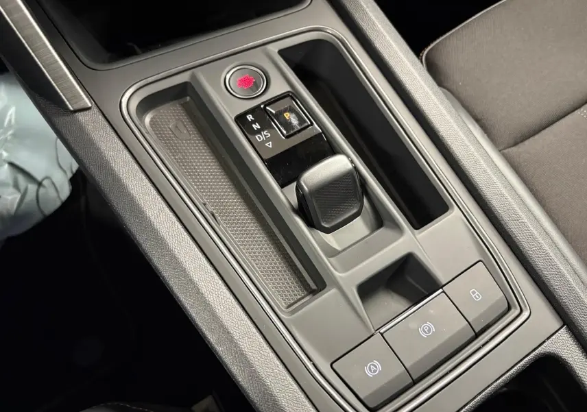 Vue rapprochée de la console centrale du CUPRA Formentor 1.5 TSI 150 DSG7, avec levier de vitesse et boutons de commande.