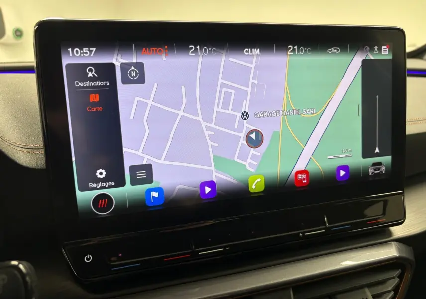 Écran tactile central du tableau de bord du CUPRA Formentor 2024 affichant la navigation et la climatisation.
