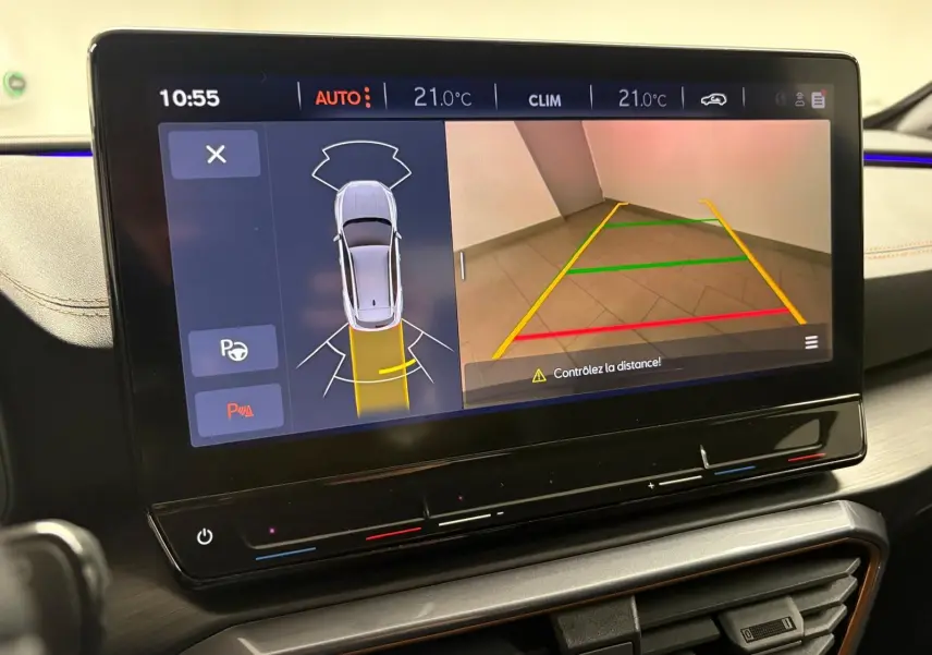 Écran tactile intérieur du CUPRA Formentor 2024 montrant la caméra de recul et l’assistance au stationnement.