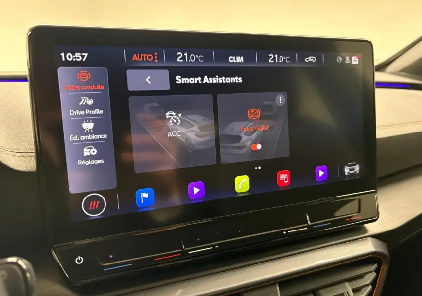 Écran tactile central de la CUPRA Formentor 1.5 TSI 150 DSG7 noir Minuit, affichant les assistants de conduite.