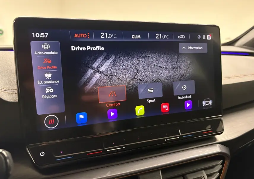 Écran tactile du tableau de bord du CUPRA Formentor 2024 affichant les modes de conduite, intérieur beige visible en arrière-plan.