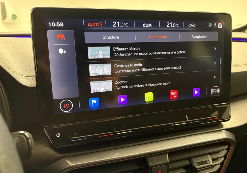 Écran tactile central du tableau de bord du CUPRA Formentor 1.5 TSI 2024 avec interface de commande et climatisation.