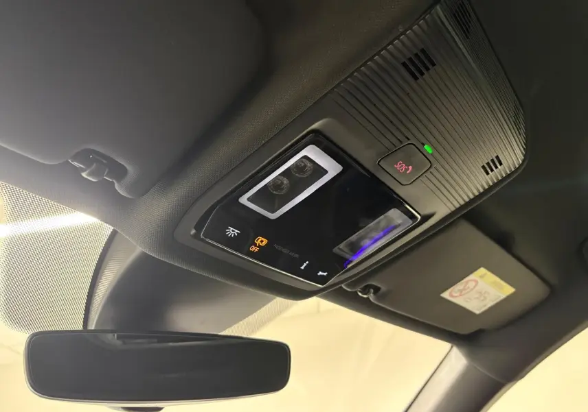 Vue intérieure du plafonnier et rétroviseur d’une CUPRA Formentor 1.5 TSI 150 DSG7, avec bouton SOS et éclairage intégré.