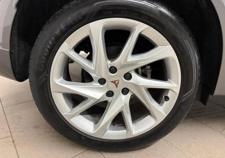 Gros plan sur la jante argentée à 5 doubles branches du CUPRA Formentor 1.5 TSI 150 DSG7 Noir Minuit, pneu Goodyear visible.