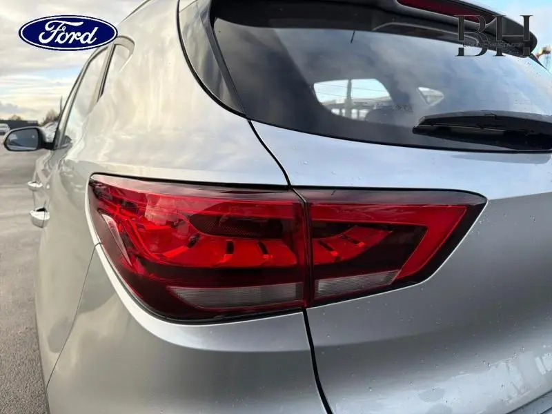 Gros plan sur le feu arrière droit d'un MG ZS Cosmic Silver métallisé, soulignant les lignes modernes du SUV.