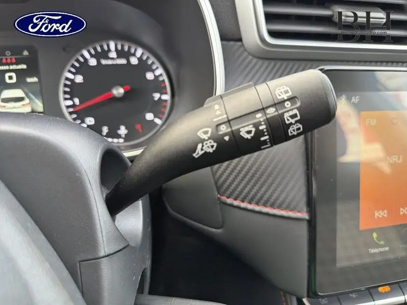 Gros plan sur la commande d'essuie-glace côté droit du tableau de bord d'un MG ZS Cosmic Silver 2022