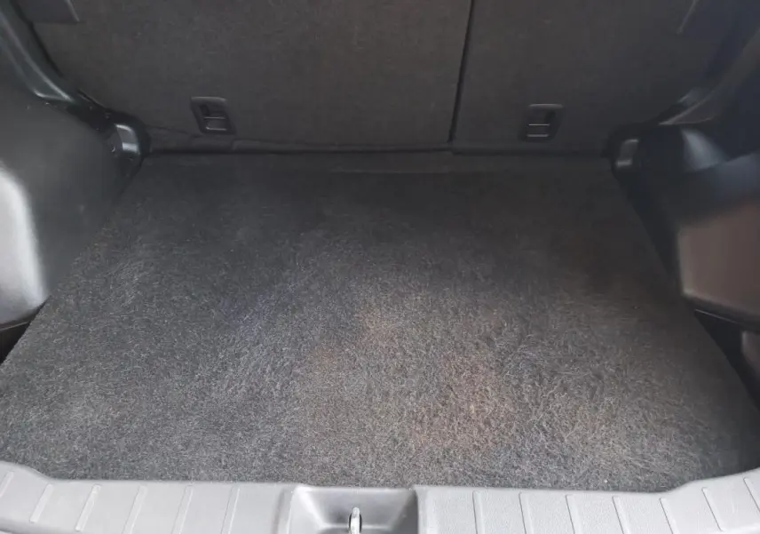 Coffre vide en vue plongeante du Mitsubishi ASX Invite 2WD noir de 2020, montrant le tapis de sol et les parois intérieures.