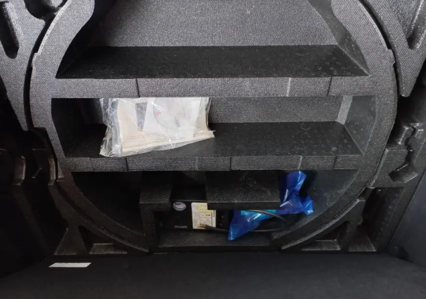 Gros plan sur le rangement en mousse noir dans le coffre du Mitsubishi ASX Invite 2WD 2020, contenant un kit de réparation.