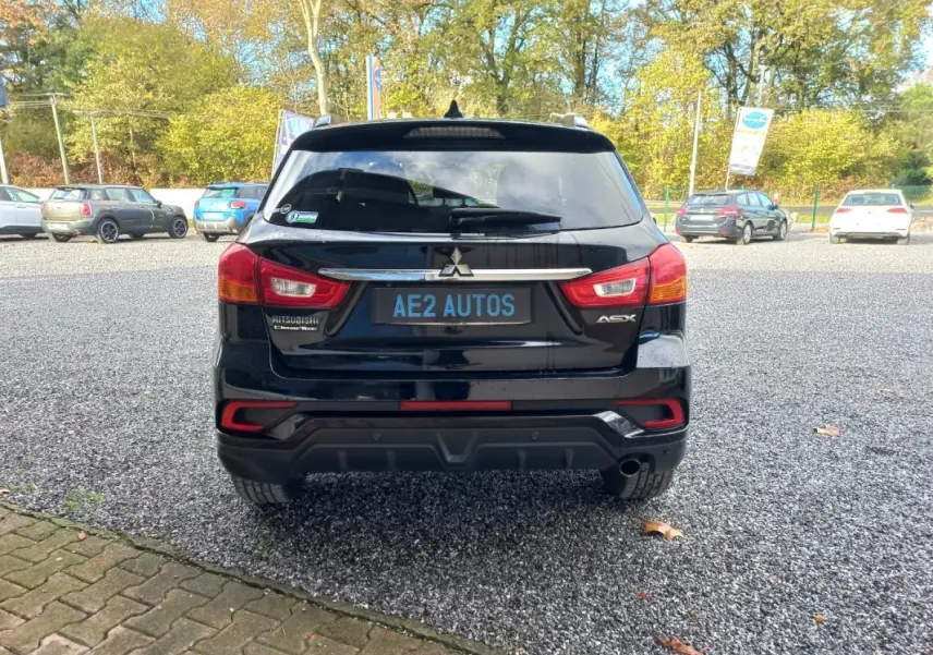 Vue arrière d'un Mitsubishi ASX Invite 2WD noir 2020, avec feux arrière et logo visibles sur un parking extérieur.