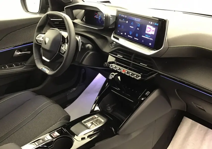 Vue intérieure côté conducteur du Peugeot 2008 Hybrid gris selenium, avec tableau de bord numérique et écran tactile central.