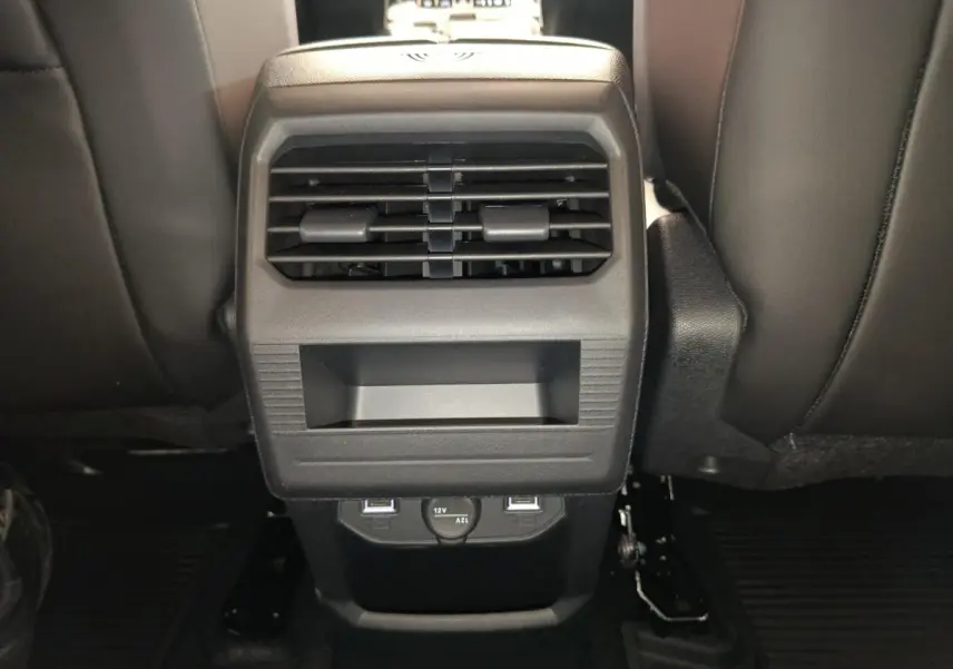 Vue rapprochée de la console centrale arrière avec bouches d’aération, prises USB et prise 12V sur Citroën C5 gris foncé.
