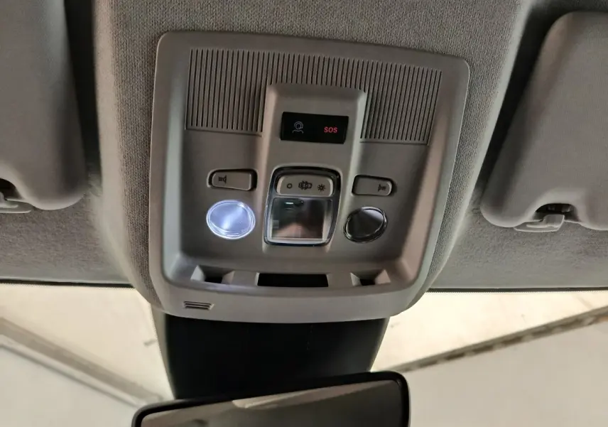 Vue intérieure du plafonnier gris avec commandes d’éclairage et bouton SOS dans une Citroën C5 Hybride 2026.