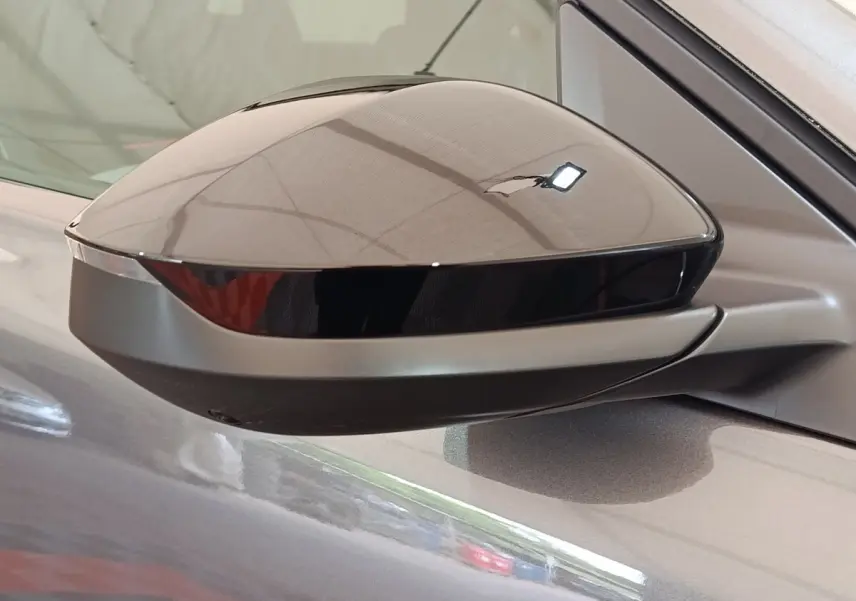 Rétroviseur côté gauche gris foncé de la Citroën C5 Hybride 2026 avec caméra intégrée et finition brillante.