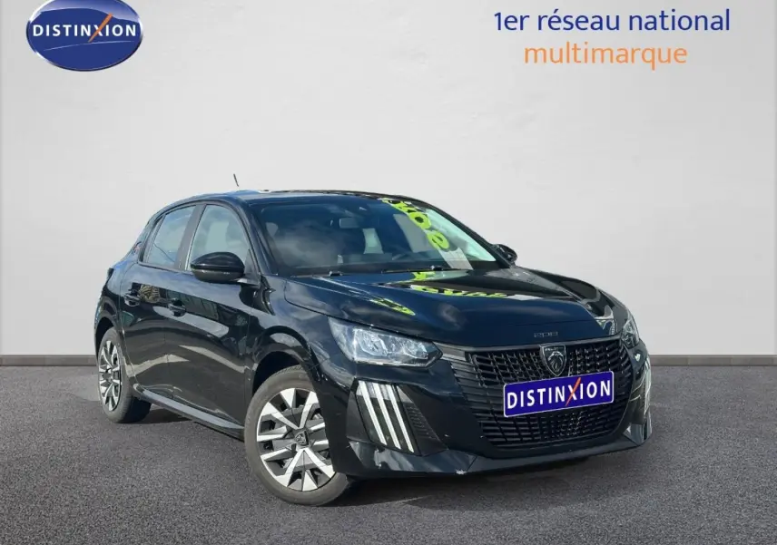 Peugeot 208 noir Perla Nera vue 3/4 avant droit, avec calandre distinctive et feux LED verticaux.