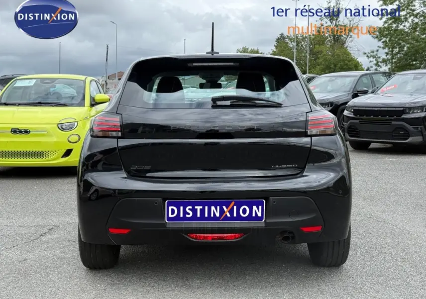 Vue arrière d'une Peugeot 208 noire Perla Nera 2025 avec feux LED et logo distinctif sur le hayon.