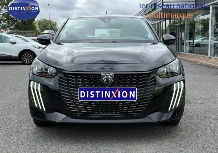 Vue frontale d'une Peugeot 208 noire Perla Nera avec feux LED verticaux distinctifs et calandre noire.