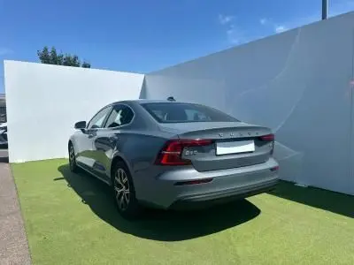 Vue 3/4 arrière droite d'une Volvo S60 2024 Thunder Grey Metal avec feux LED et jantes alliage 17 pouces.