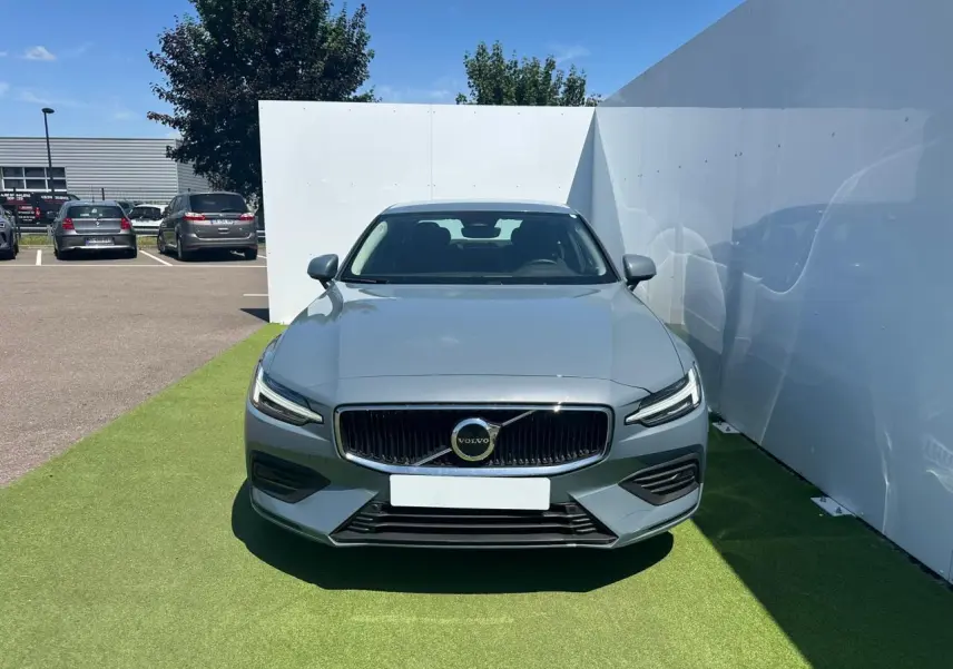 Vue avant d'une Volvo S60 2024 gris Thunder avec calandre chromée et phares LED en forme de marteau de Thor.