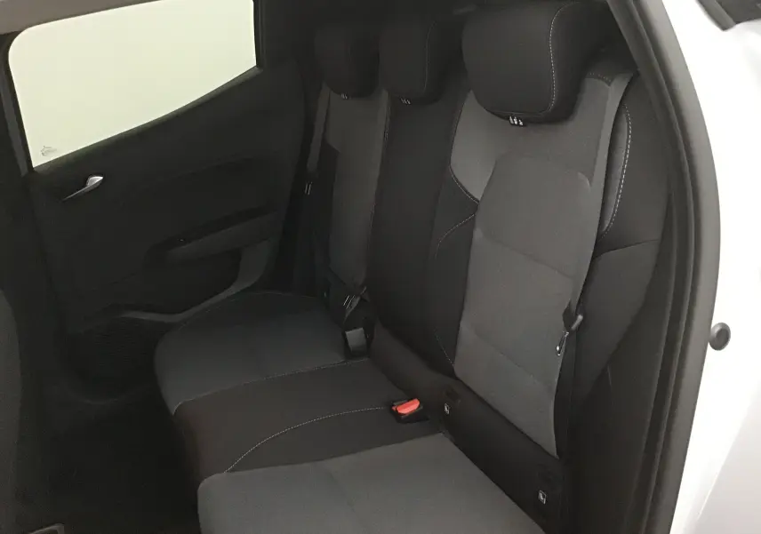 Vue intérieure des sièges arrière en tissu gris et noir d'une Renault Clio V 2025, porte ouverte côté droit.