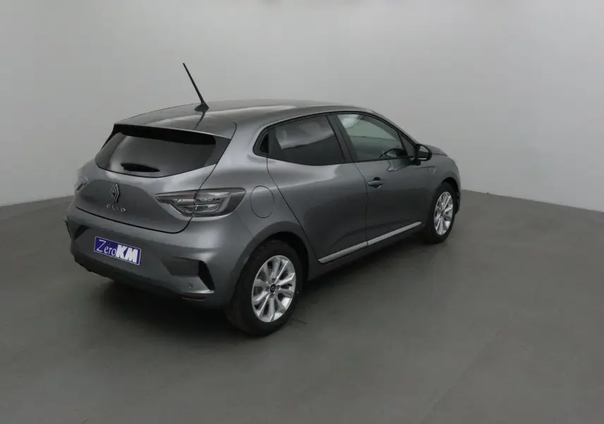 Renault Clio V gris schiste vue 3/4 arrière droit avec protections latérales chromées dans un studio neutre.